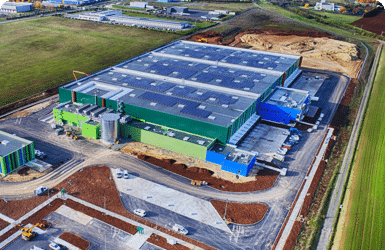 toiture d'un bâtiment industriel avec des panneaux photovoltaïques en autoconsommation.