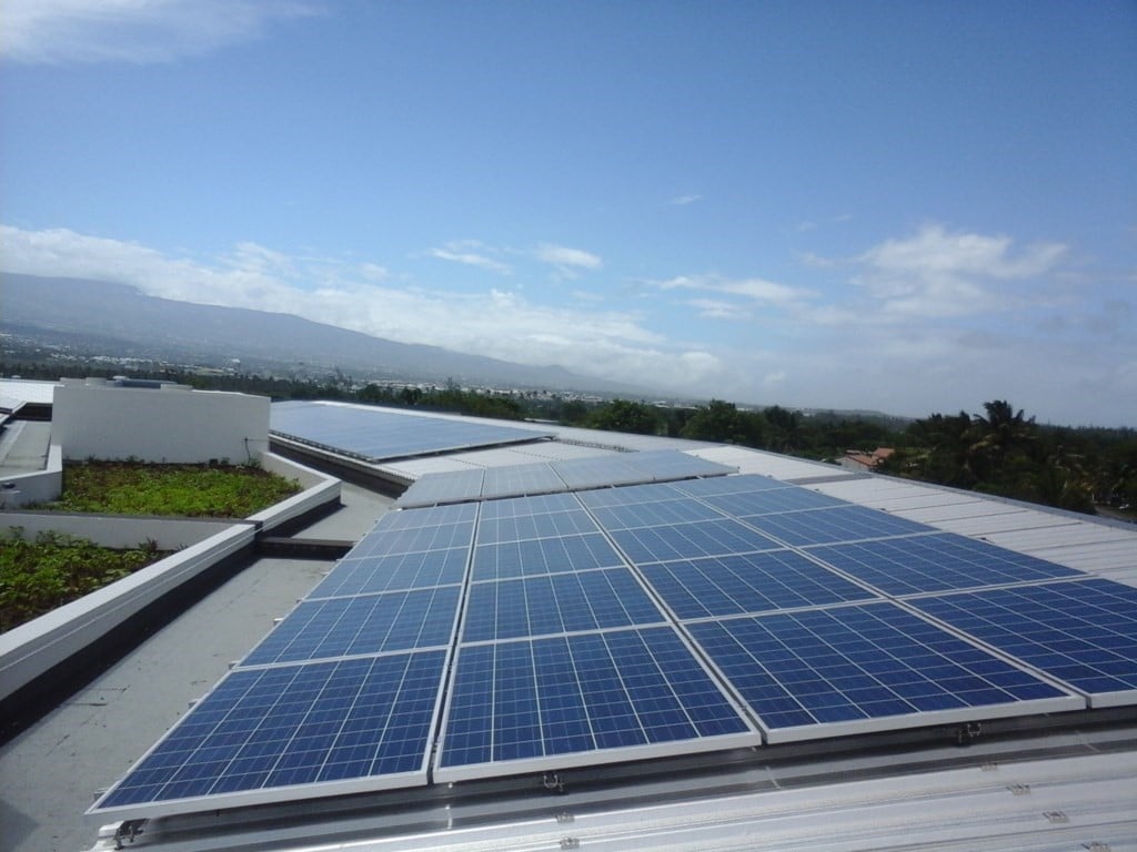 Panneaux solaires de l'immeuble Semader à Ile de la Réunion.