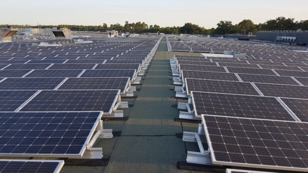 Panneaux solaires en rangées.