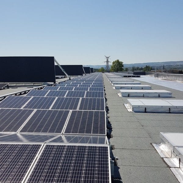 Panneaux solaires sur le toit de l'usine Calor.