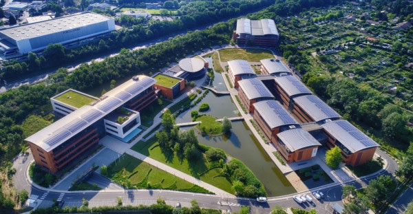 Campus du groupe Seb avec des panneaux solaires en autoconsommation.