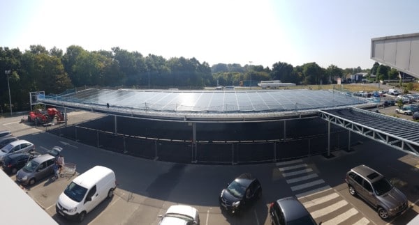 Ombrières de parking avec des panneaux solaires en autoconsommation.