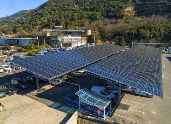 Ombrières avec des panneaux photovoltaïques sur le parking du Super U de Lodeve.
