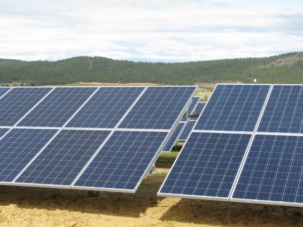 Rangées de panneaux photovoltaïques.