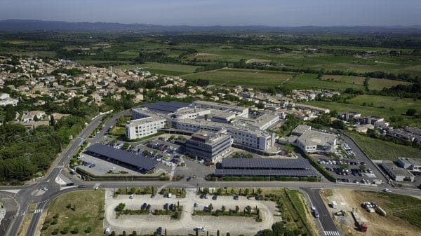Panneaux solaires et vue sur l'ensemble de la Polyclinique Saint Privat.