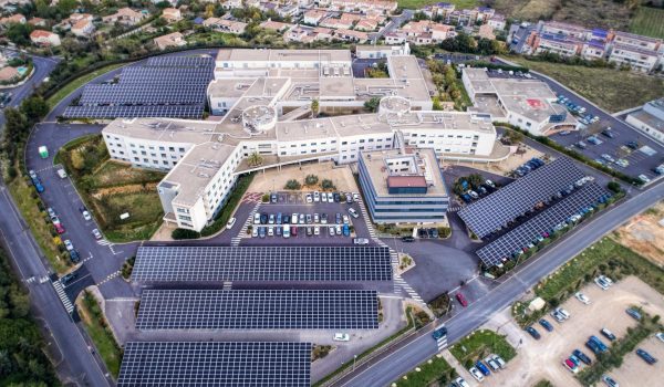 Polyclinique Saint Privat avec une vue sur ses panneaux solaires et ombrières de parking.
