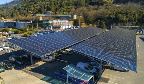 Ombrières avec panneaux photovoltaïques sur le parking du Super U de Lodeve.