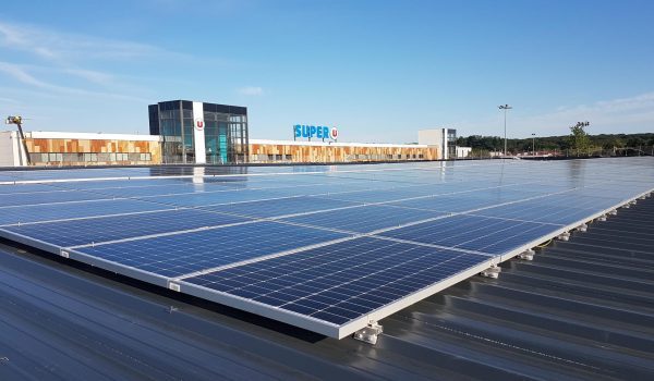 Panneaux solaires sur le toit du Super U de Saint Vit.
