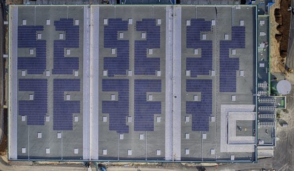 Panneaux solaires sur le toit de la crèche d'argan.